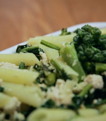 Macarrão integral com brócolis e tofu
