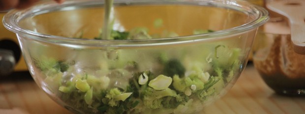 Salada primavera com molho verde