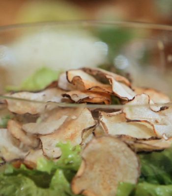 Salada verde com chips de inhame