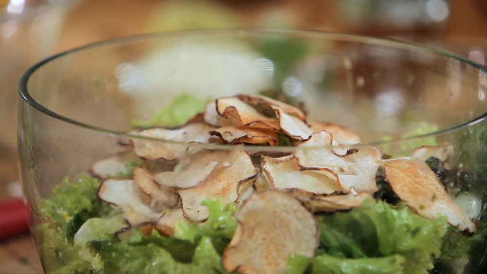 Salada verde com chips de inhame