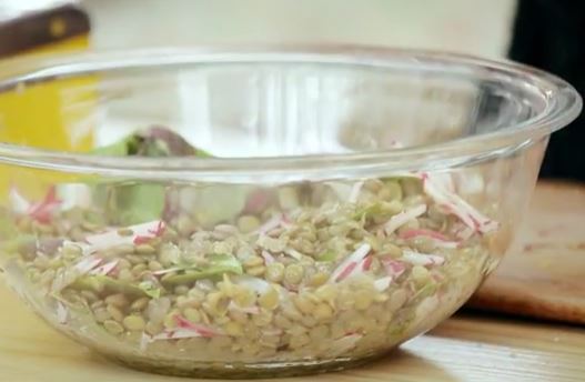 Salada de lentilha com manjericão