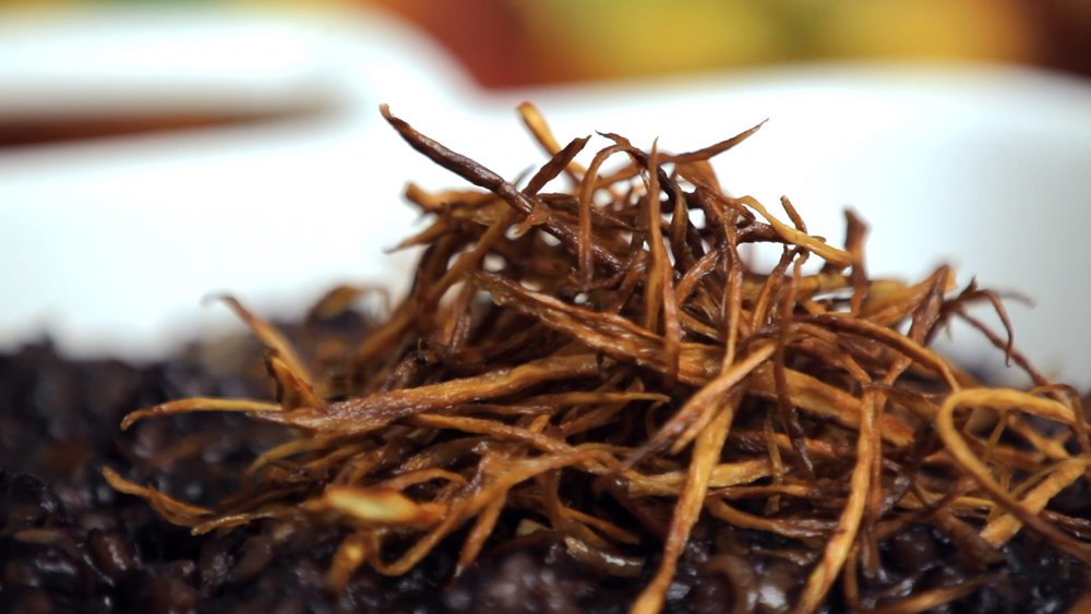 Risoto de arroz negro com bardana e cogumelo shitake