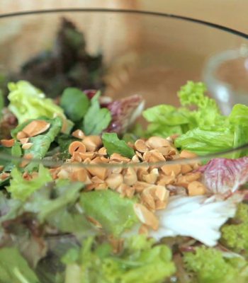 Salada verde com farinha de castanha de baru e manga
