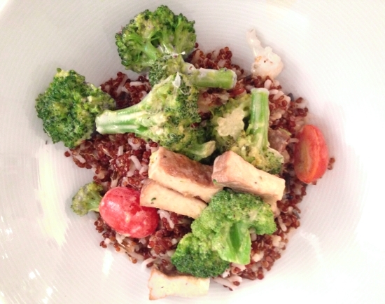 Mix de quinoa e arroz integral com legumes e molho de tahine
